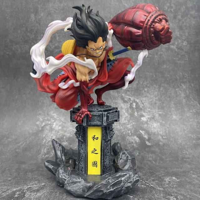 Figura Monkey D. Luffy Gear 3 Samurai Wano Kuni One Piece 38cm con kimono rojo y base de piedra japonesa