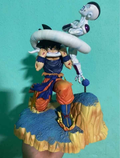 Figura Diorama Goku Muerde A Freezer Dragon Ball Z Saga Namek 26cm - Base de roca azul y dorada de Namek