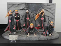 Figura Diorama Organización Akatsuki Naruto Shippuden 37cm - 6 miembros sobre base de roca con fondo de pared agrietada