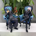 Figura Set Satoru Gojo y Suguru Geto Sentados Jujutsu Kaisen 24cm en sillones azul teal acolchados con ropa casual negra