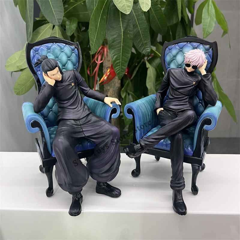 Figura Set Satoru Gojo y Suguru Geto Sentados Jujutsu Kaisen 24cm en sillones azul teal acolchados con ropa casual negra