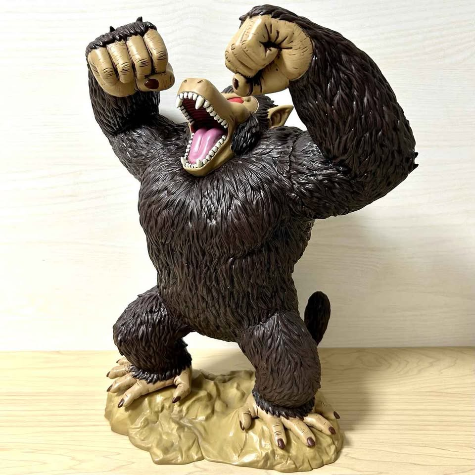 Figura Gran Mono Ozaru Dragon Ball Z 36cm - Vista lateral con pose de combate