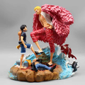 Figura Diorama Luffy Vs Doflamingo One Piece Dressrosa 21cm - Doflamingo con abrigo rosa sobre base de olas azules con Luffy y aliado caído