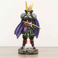 Figura Cell Samurái Dragon Ball 34cm con armadura dorada, capa púrpura y katana sobre base de roca