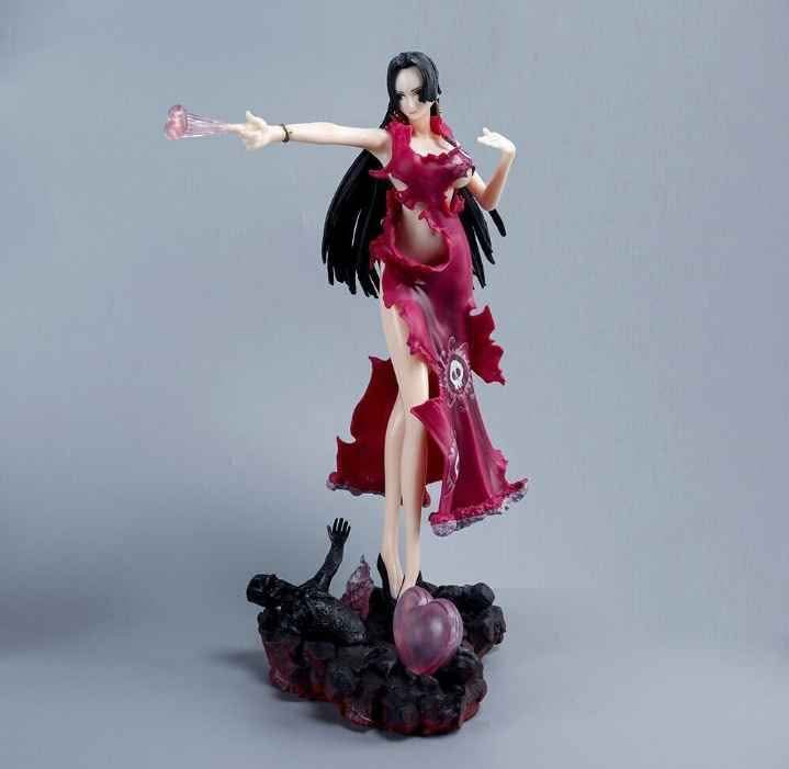 Figura Boa Hancock Emperatriz Serpiente One Piece 30cm con vestido rojo, alas negras y esfera de energía rosa sobre base de enemigos petrificados