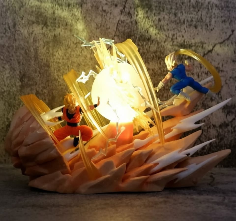 Figura Diorama Lámpara Goku Vs Vegeta Super Saiyan Dragon Ball Z Con Luces LED 20cm - Esfera dorada iluminada sobre base de roca